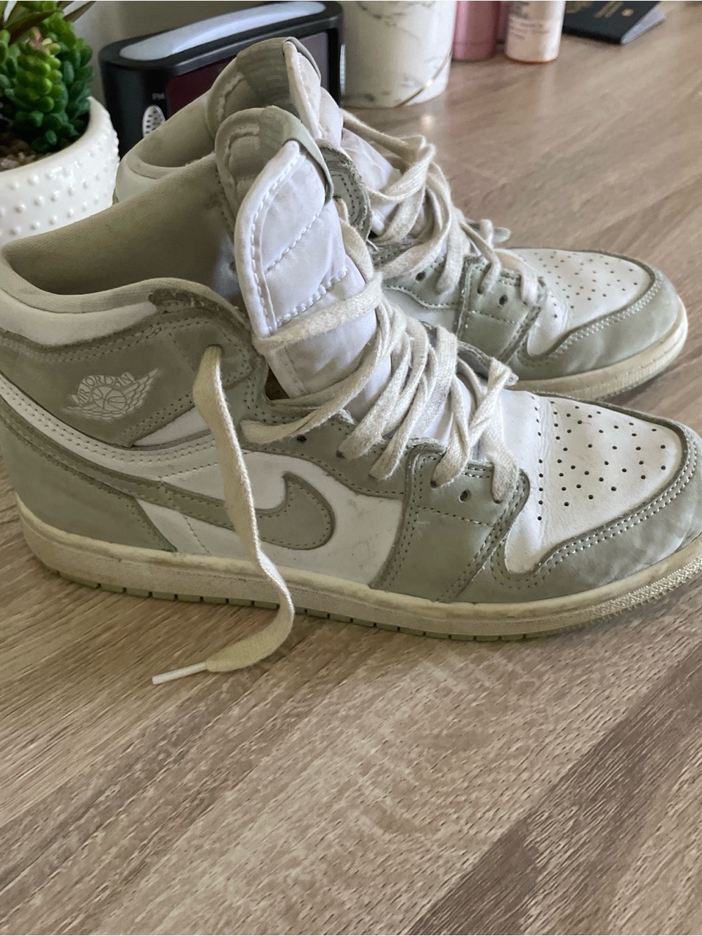 Nike Air Jordan High-Top Sneakers in Light green and White